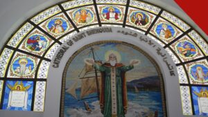 jovens coptas são libertados após vídeo no Egito, e a imagem mostra vitrais e um mosaico no interior de uma catedral copta no Egito