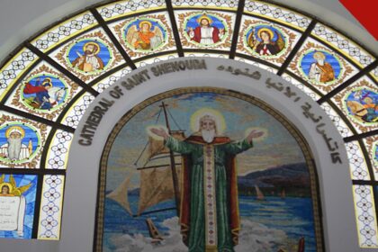 jovens coptas são libertados após vídeo no Egito, e a imagem mostra vitrais e um mosaico no interior de uma catedral copta no Egito