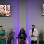 pastor de Ohio defende ter duas esposas, e a imagem mostra um culto da LifeWorks Church, em Ohio, com o pastor ao lado das duas mulheres apresentadas como suas esposas
