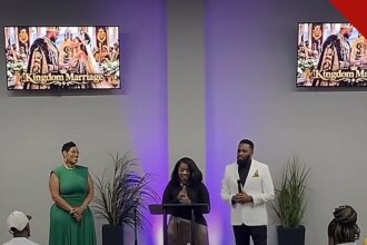 pastor de Ohio defende ter duas esposas, e a imagem mostra um culto da LifeWorks Church, em Ohio, com o pastor ao lado das duas mulheres apresentadas como suas esposas