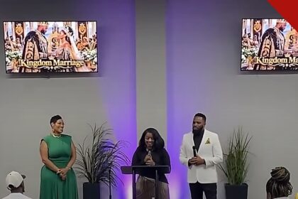 pastor de Ohio defende ter duas esposas, e a imagem mostra um culto da LifeWorks Church, em Ohio, com o pastor ao lado das duas mulheres apresentadas como suas esposas