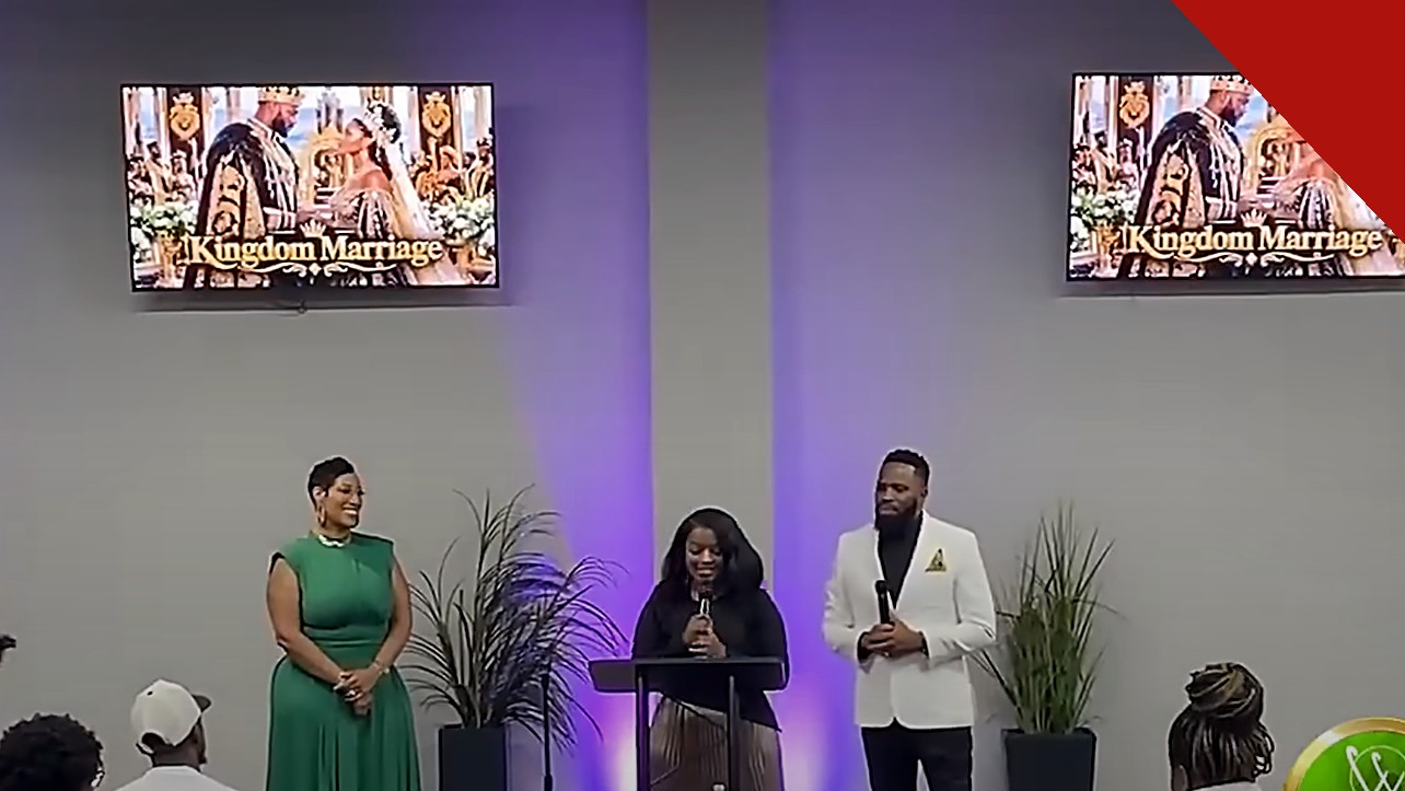 pastor de Ohio defende ter duas esposas, e a imagem mostra um culto da LifeWorks Church, em Ohio, com o pastor ao lado das duas mulheres apresentadas como suas esposas