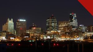 padre de Kansas City confessa furto de 160 mil dólares da paróquia Curé of Ars, e a imagem mostra o skyline de Kansas City à noite, cidade da região onde fica a paróquia de Leawood