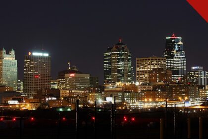 padre de Kansas City confessa furto de 160 mil dólares da paróquia Curé of Ars, e a imagem mostra o skyline de Kansas City à noite, cidade da região onde fica a paróquia de Leawood