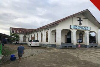 militares destroem igrejas em Mianmar: fiéis diante de uma igreja no estado de Kachin, com a cruz e a fachada do templo ao fundo