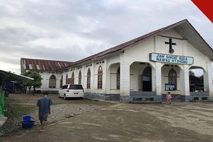 militares destroem igrejas em Mianmar: fiéis diante de uma igreja no estado de Kachin, com a cruz e a fachada do templo ao fundo