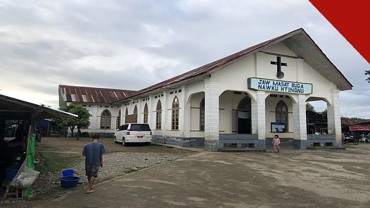 militares destroem igrejas em Mianmar: fiéis diante de uma igreja no estado de Kachin, com a cruz e a fachada do templo ao fundo