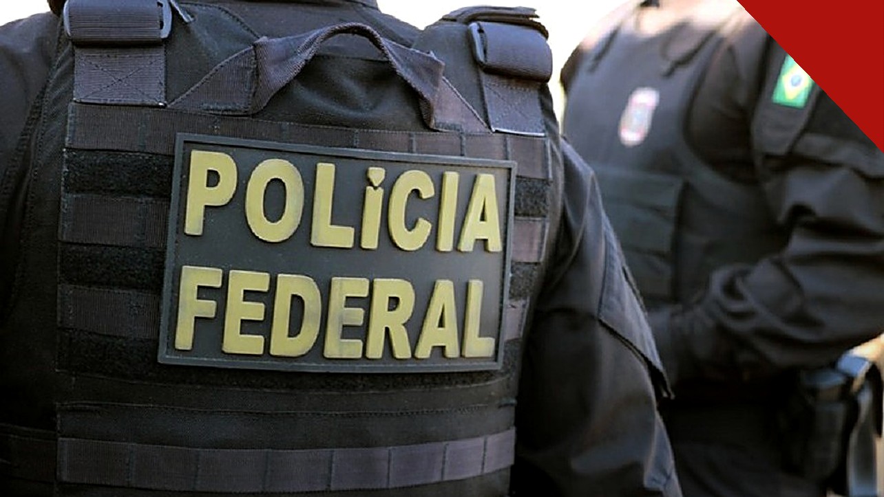 PF faz operação contra fraude de 10 bilhões no Maranhão no Seguro Defeso, e a imagem mostra um agente da Polícia Federal de costas com o colete da corporação durante operação