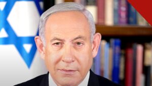 Netanyahu acusa partidos árabes de fraude eleitoral um dia após a votação em Israel, e a imagem mostra Benjamin Netanyahu em retrato oficial com a bandeira de Israel ao fundo