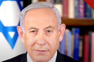 Netanyahu acusa partidos árabes de fraude eleitoral um dia após a votação em Israel, e a imagem mostra Benjamin Netanyahu em retrato oficial com a bandeira de Israel ao fundo