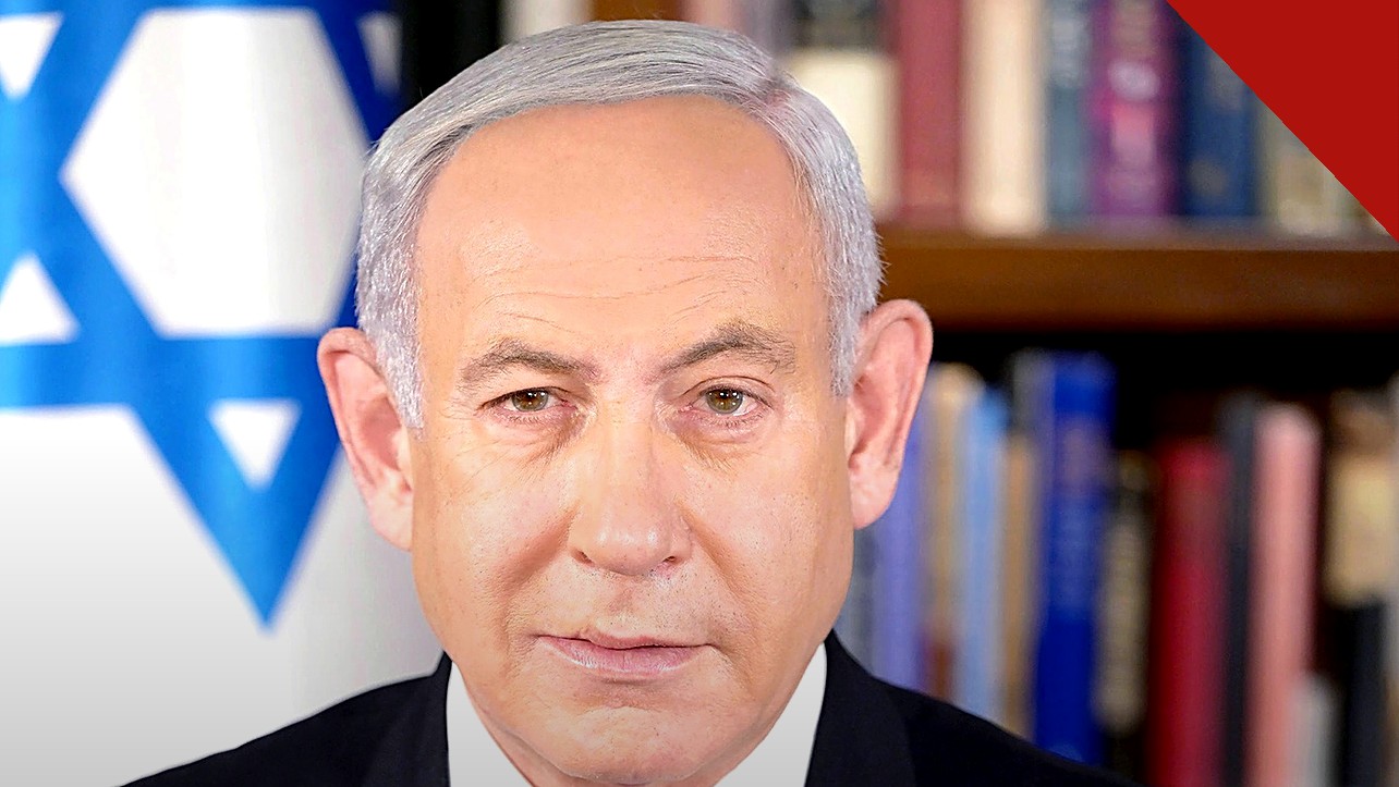 Netanyahu acusa partidos árabes de fraude eleitoral um dia após a votação em Israel, e a imagem mostra Benjamin Netanyahu em retrato oficial com a bandeira de Israel ao fundo