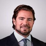 PF indicia Vorcaro e mais 14 no caso Master, e a imagem mostra o retrato de Daniel Vorcaro, dono do Banco Master, de terno e gravata em foto de arquivo