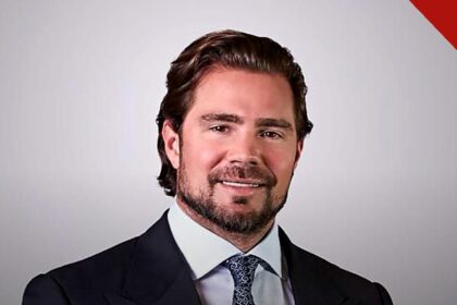 PF indicia Vorcaro e mais 14 no caso Master, e a imagem mostra o retrato de Daniel Vorcaro, dono do Banco Master, de terno e gravata em foto de arquivo