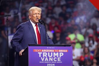 Trump reage à carta de Flávio: Donald Trump discursando em púlpito durante comício no Arizona, nos Estados Unidos