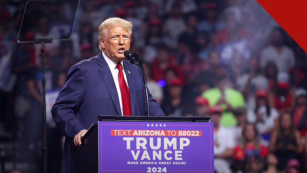 Trump reage à carta de Flávio: Donald Trump discursando em púlpito durante comício no Arizona, nos Estados Unidos