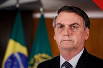 Moraes autoriza visita de Valdemar a Bolsonaro: Jair Bolsonaro em registro oficial de 2019, ex-presidente em prisão domiciliar em Brasília
