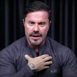 MP pede condenação de Renato Cariani, e a imagem mostra o empresário e influenciador Renato Cariani falando com a mão no peito em registro de vídeo