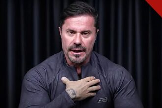 MP pede condenação de Renato Cariani, e a imagem mostra o empresário e influenciador Renato Cariani falando com a mão no peito em registro de vídeo