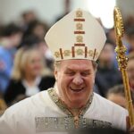cardeal Tobin pede orações antes de cirurgia no rim, e a imagem mostra o cardeal Joseph Tobin, arcebispo de Newark, sorrindo com mitra e báculo durante celebração católica