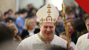 cardeal Tobin pede orações antes de cirurgia no rim, e a imagem mostra o cardeal Joseph Tobin, arcebispo de Newark, sorrindo com mitra e báculo durante celebração católica