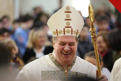 cardeal Tobin pede orações antes de cirurgia no rim, e a imagem mostra o cardeal Joseph Tobin, arcebispo de Newark, sorrindo com mitra e báculo durante celebração católica
