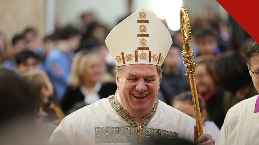 cardeal Tobin pede orações antes de cirurgia no rim, e a imagem mostra o cardeal Joseph Tobin, arcebispo de Newark, sorrindo com mitra e báculo durante celebração católica