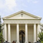 igreja na Indonésia leva 12 anos para obter licença, e a imagem mostra a fachada com colunas e cruz da Igreja Immanuel, templo cristão histórico de Jacarta, na Indonésia