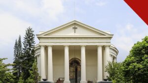 igreja na Indonésia leva 12 anos para obter licença, e a imagem mostra a fachada com colunas e cruz da Igreja Immanuel, templo cristão histórico de Jacarta, na Indonésia