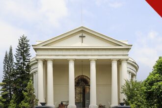 igreja na Indonésia leva 12 anos para obter licença, e a imagem mostra a fachada com colunas e cruz da Igreja Immanuel, templo cristão histórico de Jacarta, na Indonésia