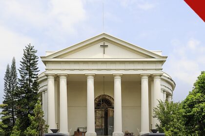 igreja na Indonésia leva 12 anos para obter licença, e a imagem mostra a fachada com colunas e cruz da Igreja Immanuel, templo cristão histórico de Jacarta, na Indonésia