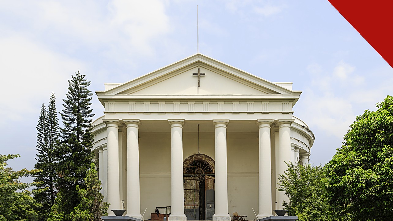 igreja na Indonésia leva 12 anos para obter licença, e a imagem mostra a fachada com colunas e cruz da Igreja Immanuel, templo cristão histórico de Jacarta, na Indonésia