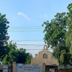 pastor na Nigéria busca ajuda para resgatar esposa e filha, e a imagem mostra a Primeira Igreja Batista de Maiduguri, no estado de Borno, cidade para onde a esposa e a filha do pastor viajavam