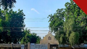 pastor na Nigéria busca ajuda para resgatar esposa e filha, e a imagem mostra a Primeira Igreja Batista de Maiduguri, no estado de Borno, cidade para onde a esposa e a filha do pastor viajavam