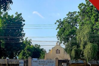pastor na Nigéria busca ajuda para resgatar esposa e filha, e a imagem mostra a Primeira Igreja Batista de Maiduguri, no estado de Borno, cidade para onde a esposa e a filha do pastor viajavam