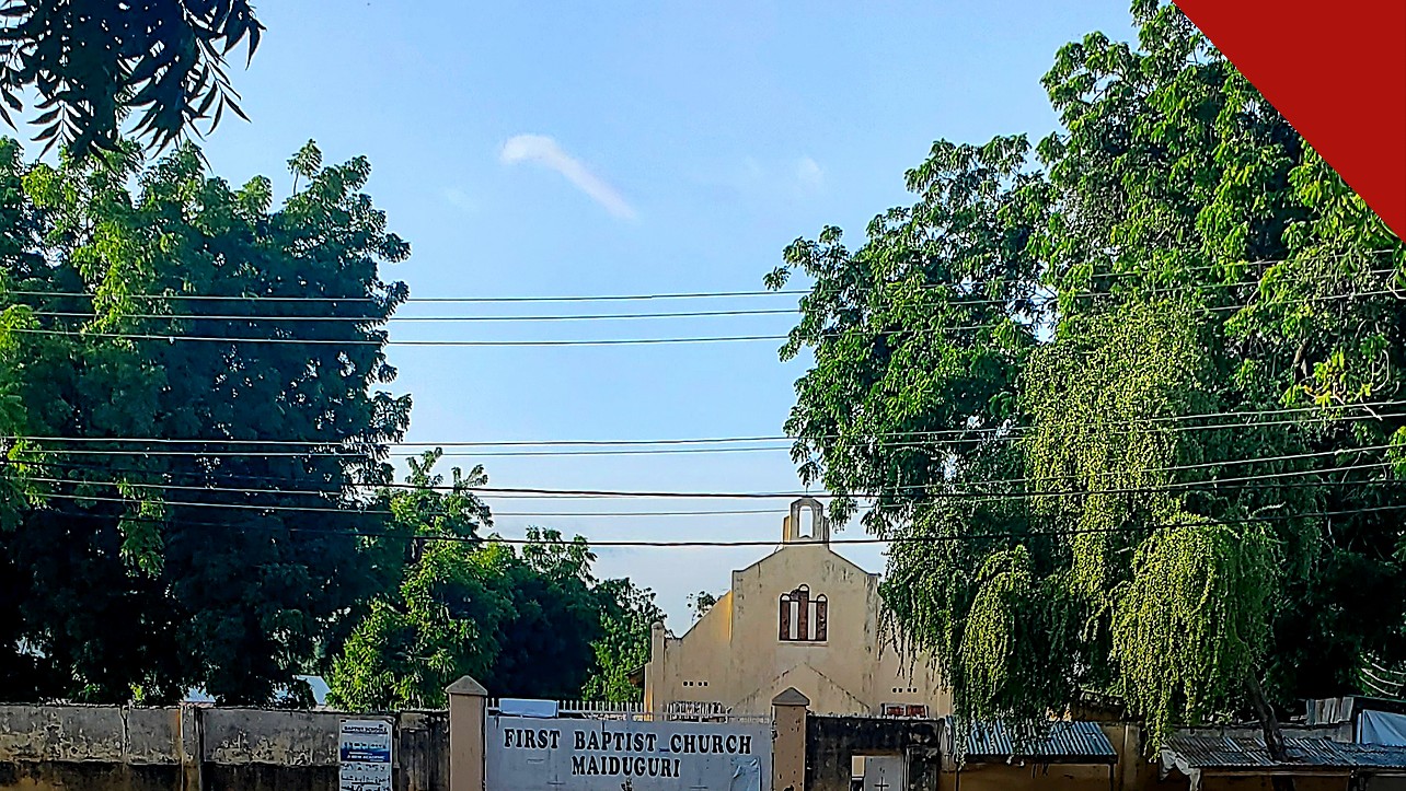 pastor na Nigéria busca ajuda para resgatar esposa e filha, e a imagem mostra a Primeira Igreja Batista de Maiduguri, no estado de Borno, cidade para onde a esposa e a filha do pastor viajavam