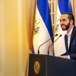 Bukele parabeniza Lula pela vitória: Nayib Bukele em pronunciamento oficial, de terno, diante das bandeiras de El Salvador