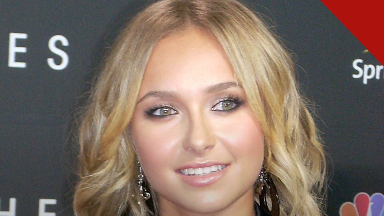 investigação sobre morte de Hayden Panettiere é encerrada com a conclusão de morte acidental, e a imagem mostra a atriz sorrindo em retrato de arquivo dos anos de maior sucesso na televisão