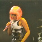 Nicki Minaj faz discurso contra troca de sexo em crianças ao lado de Donald Trump em comício republicano, e a imagem mostra a cantora em apresentação ao vivo, em foto de arquivo