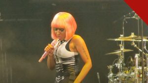 Nicki Minaj faz discurso contra troca de sexo em crianças ao lado de Donald Trump em comício republicano, e a imagem mostra a cantora em apresentação ao vivo, em foto de arquivo