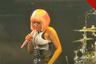 Nicki Minaj faz discurso contra troca de sexo em crianças ao lado de Donald Trump em comício republicano, e a imagem mostra a cantora em apresentação ao vivo, em foto de arquivo