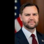 Vance se recusa a endossar Netanyahu: retrato oficial do vice-presidente dos EUA, J. D. Vance, de terno e gravata vermelha diante da bandeira americana