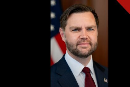 Vance se recusa a endossar Netanyahu: retrato oficial do vice-presidente dos EUA, J. D. Vance, de terno e gravata vermelha diante da bandeira americana