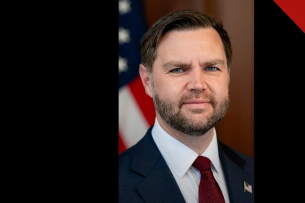 Vance se recusa a endossar Netanyahu: retrato oficial do vice-presidente dos EUA, J. D. Vance, de terno e gravata vermelha diante da bandeira americana