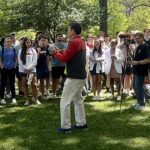 UniteUS reúne 600 estudantes em Mobile, com pregador falando a estudantes reunidos em gramado de campus universitário nos Estados Unidos, em imagem ilustrativa