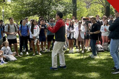 UniteUS reúne 600 estudantes em Mobile, com pregador falando a estudantes reunidos em gramado de campus universitário nos Estados Unidos, em imagem ilustrativa