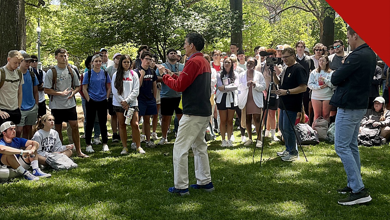 UniteUS reúne 600 estudantes em Mobile, com pregador falando a estudantes reunidos em gramado de campus universitário nos Estados Unidos, em imagem ilustrativa