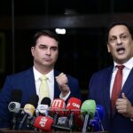 Flávio recebe autorização humanitária para ficar nos EUA, e a imagem mostra o senador Flávio Bolsonaro em coletiva de imprensa no Senado Federal, em foto de arquivo