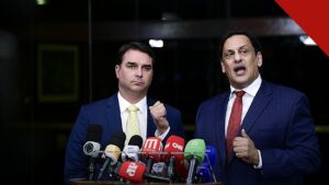 Flávio recebe autorização humanitária para ficar nos EUA, e a imagem mostra o senador Flávio Bolsonaro em coletiva de imprensa no Senado Federal, em foto de arquivo