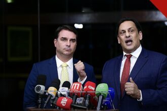 Flávio recebe autorização humanitária para ficar nos EUA, e a imagem mostra o senador Flávio Bolsonaro em coletiva de imprensa no Senado Federal, em foto de arquivo