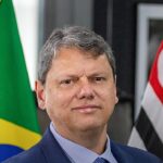 Tarcísio diz que caminho é respeitar o resultado das urnas, e a imagem mostra o governador de São Paulo, Tarcísio de Freitas, em retrato oficial entre as bandeiras do Brasil e de São Paulo